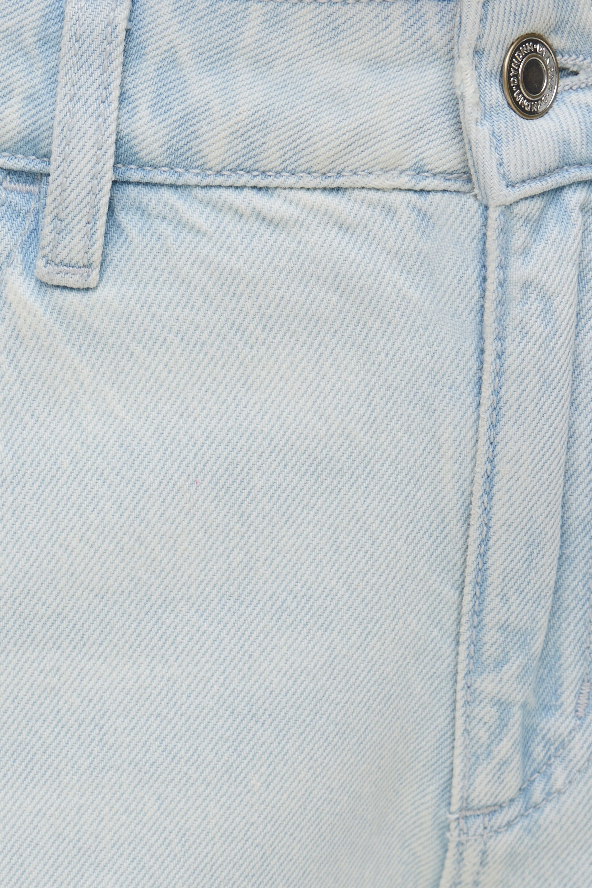 Jean Mika à taille mi-haute et jambe droite décontractée