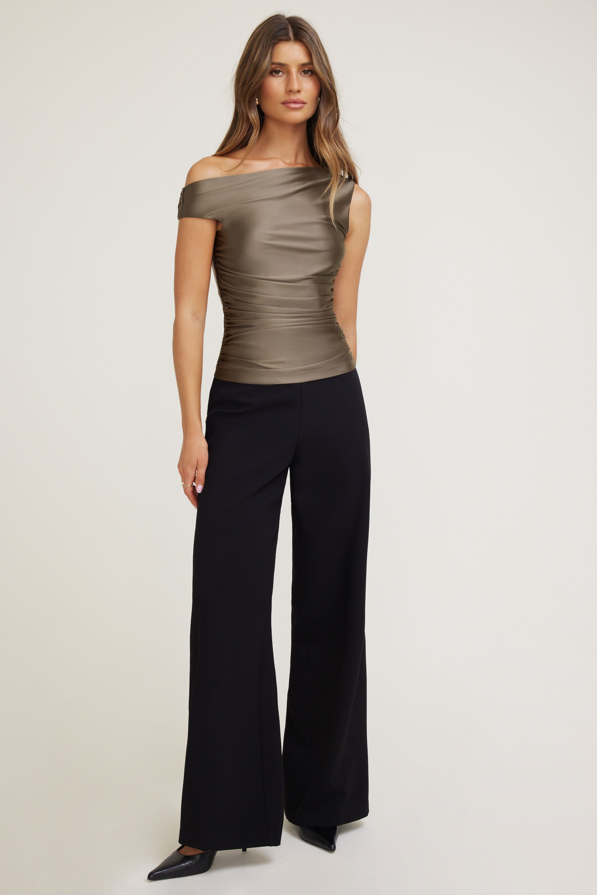 Haut extensible et satiné à épaules dégagées