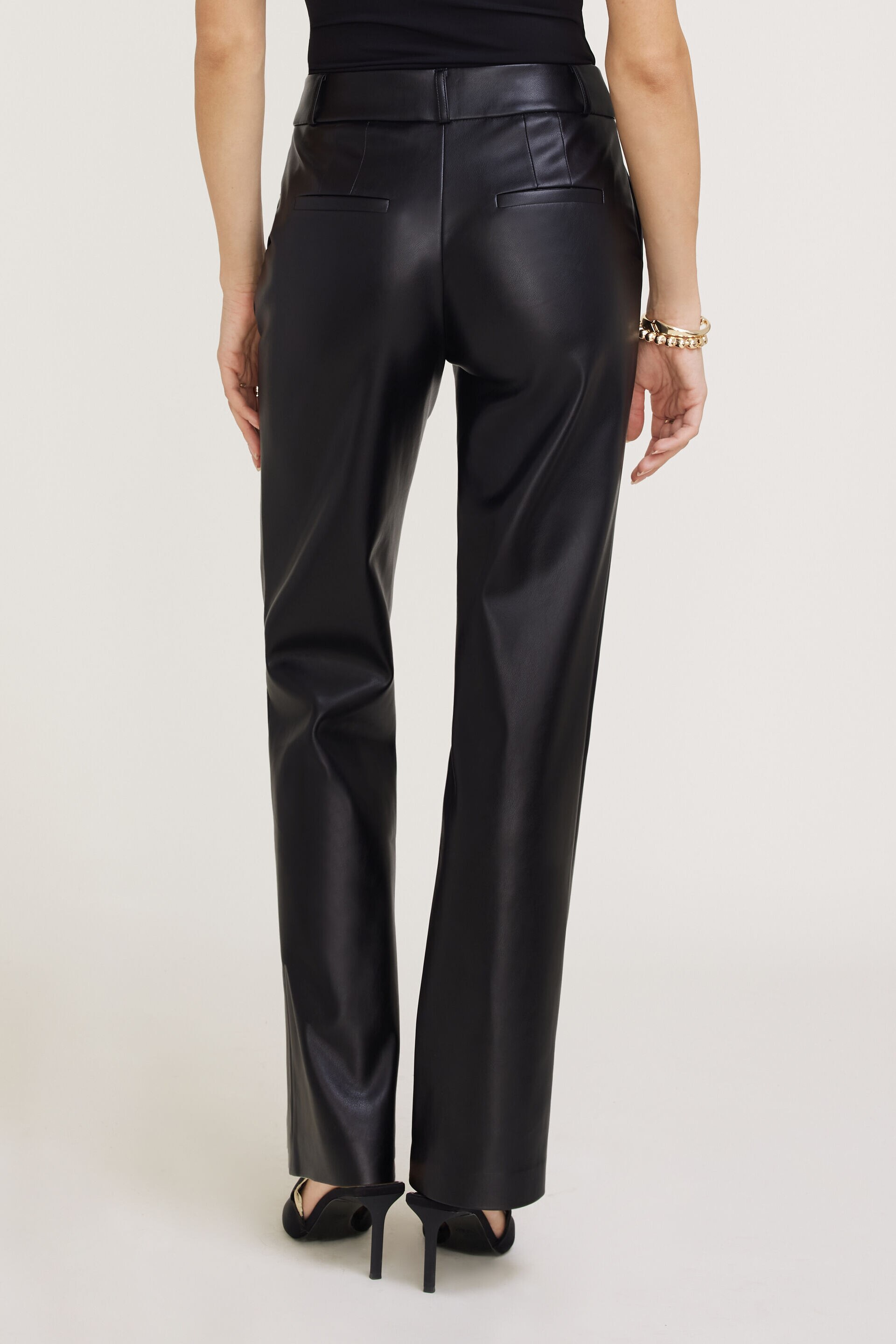 Pantalon en faux cuir à jambe droite Camelia