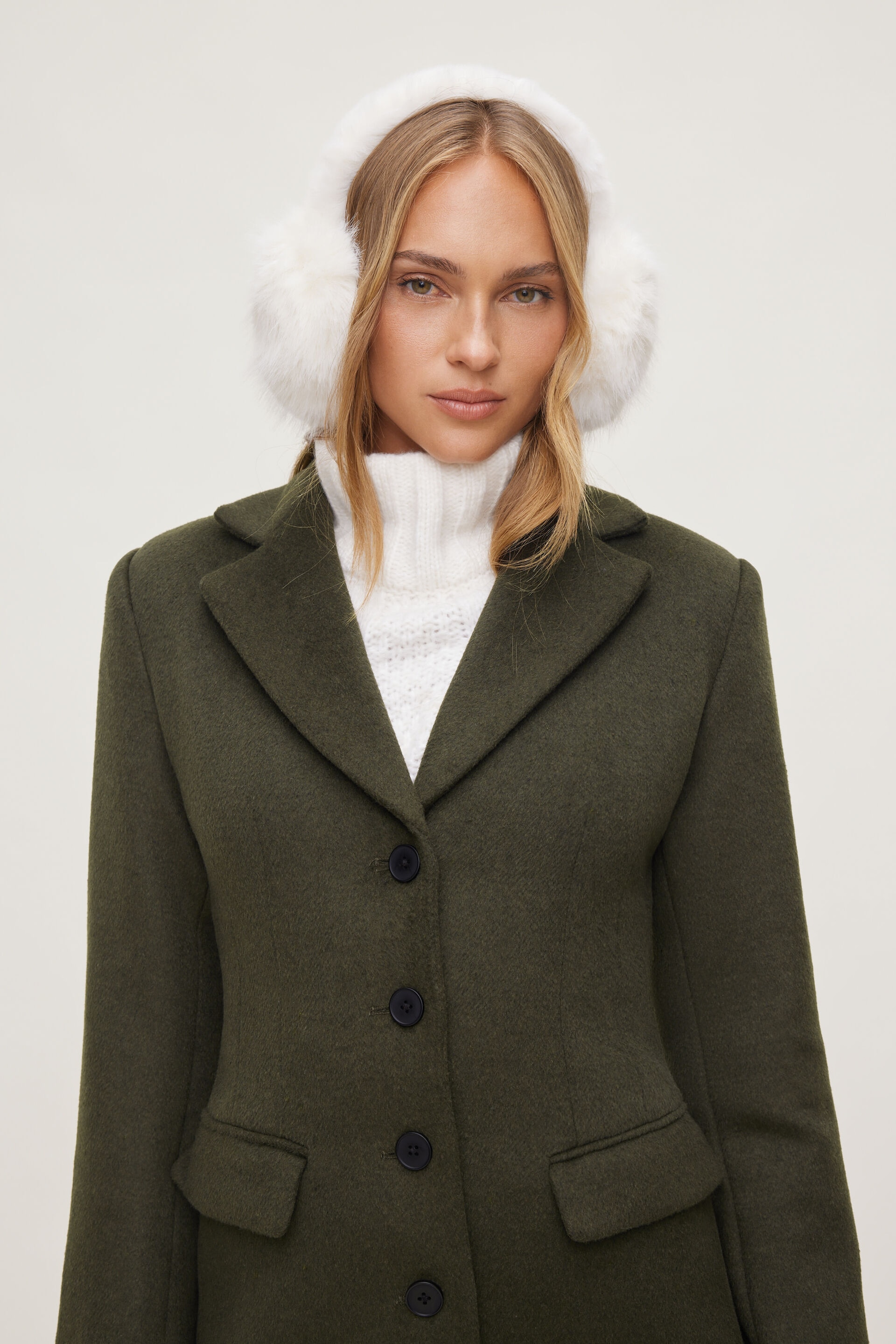 Cache-oreilles en fausse fourrure tout autour