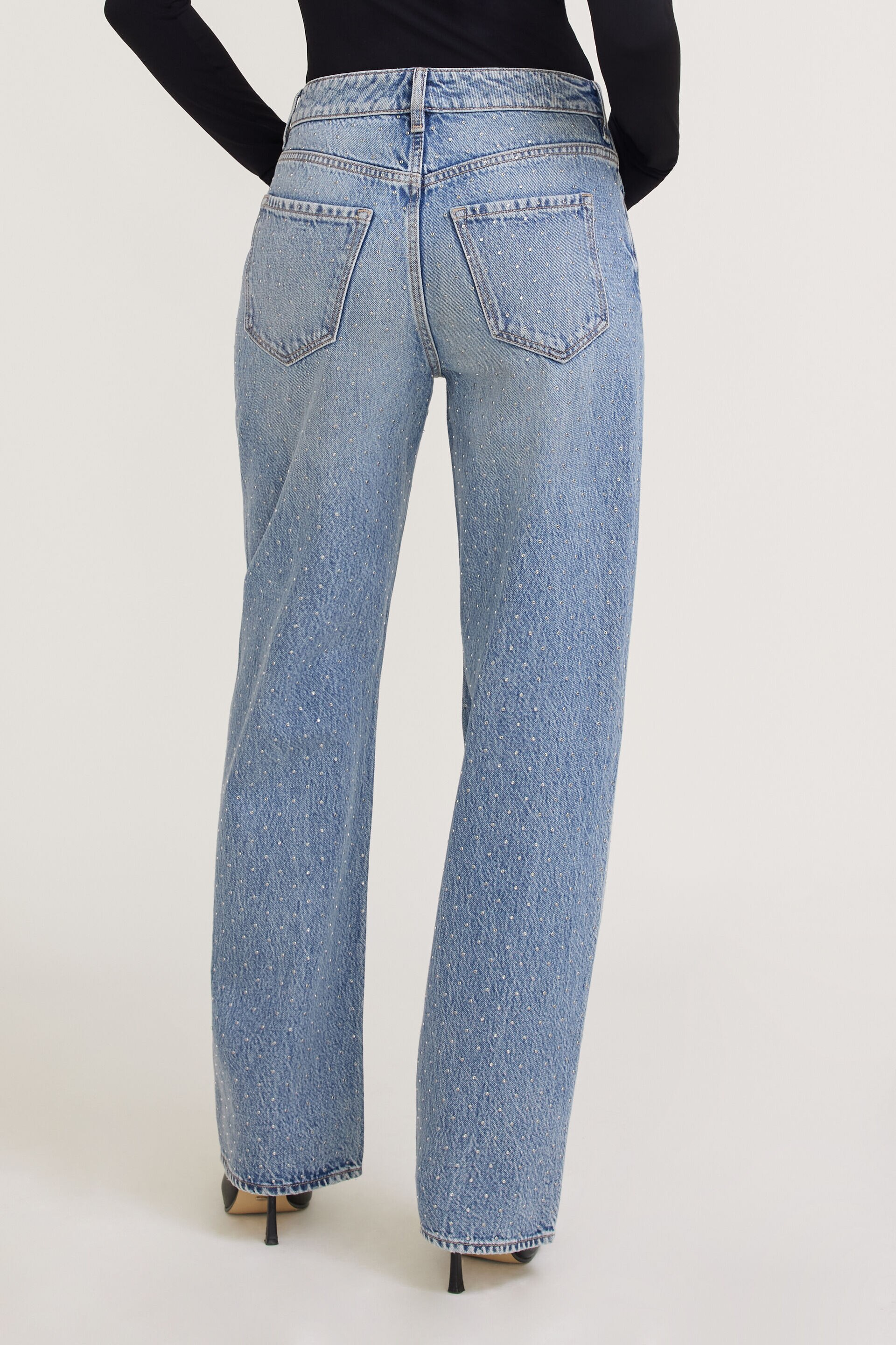 Jean Mika à taille mi-haute et jambe droite décontractée