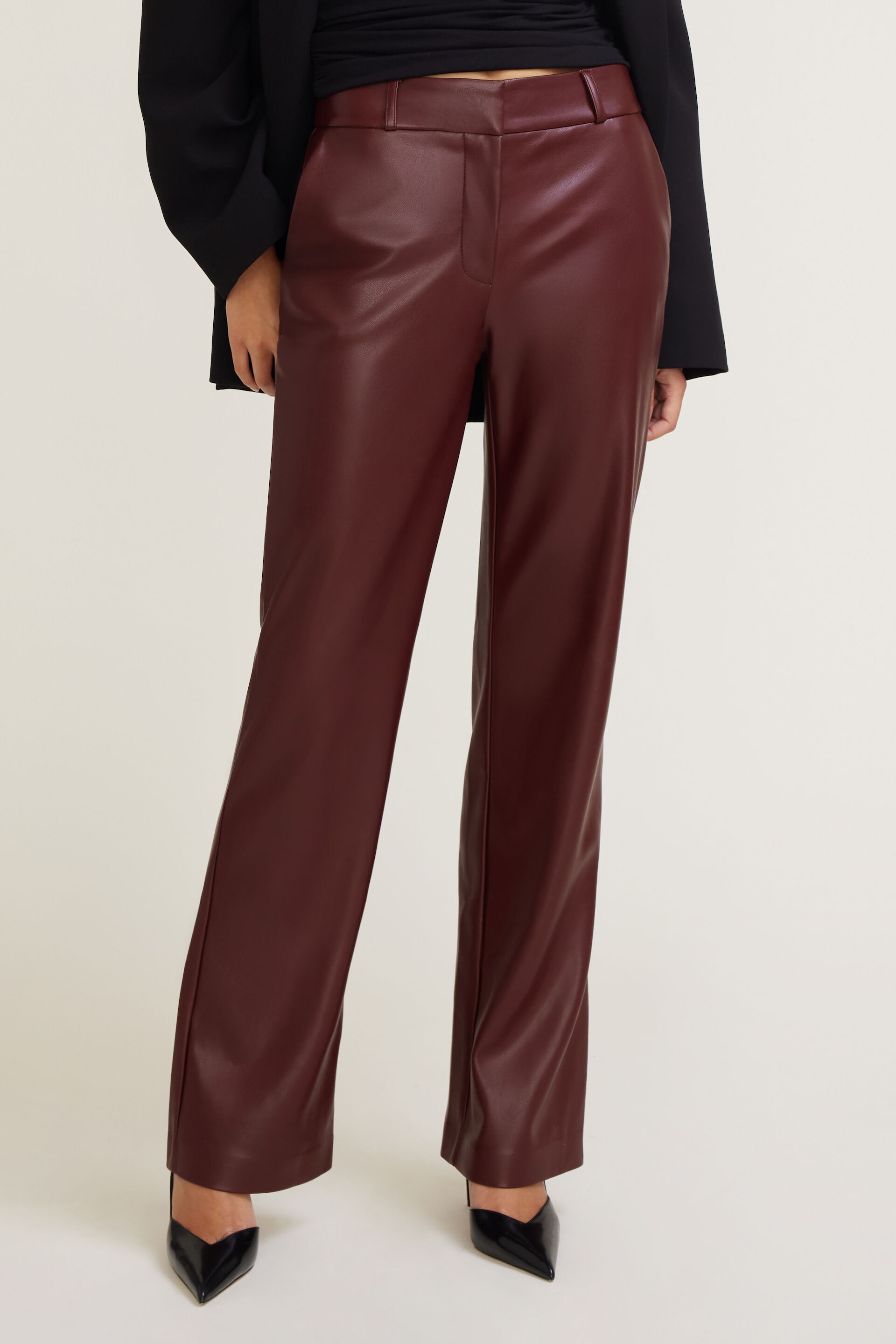 Pantalon en faux cuir à jambe droite Camelia