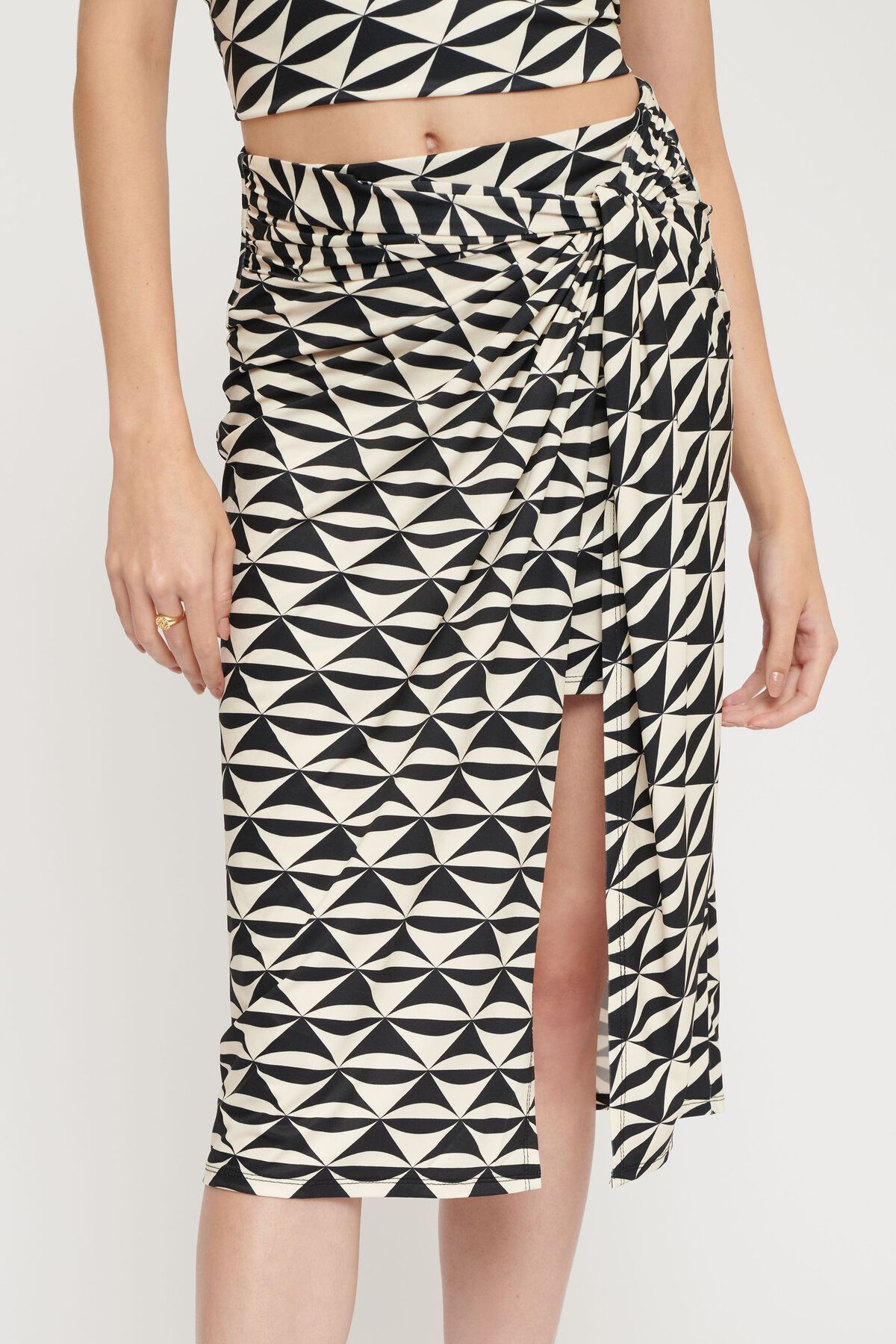 Dynamite Knotted Midi Skirt. 4