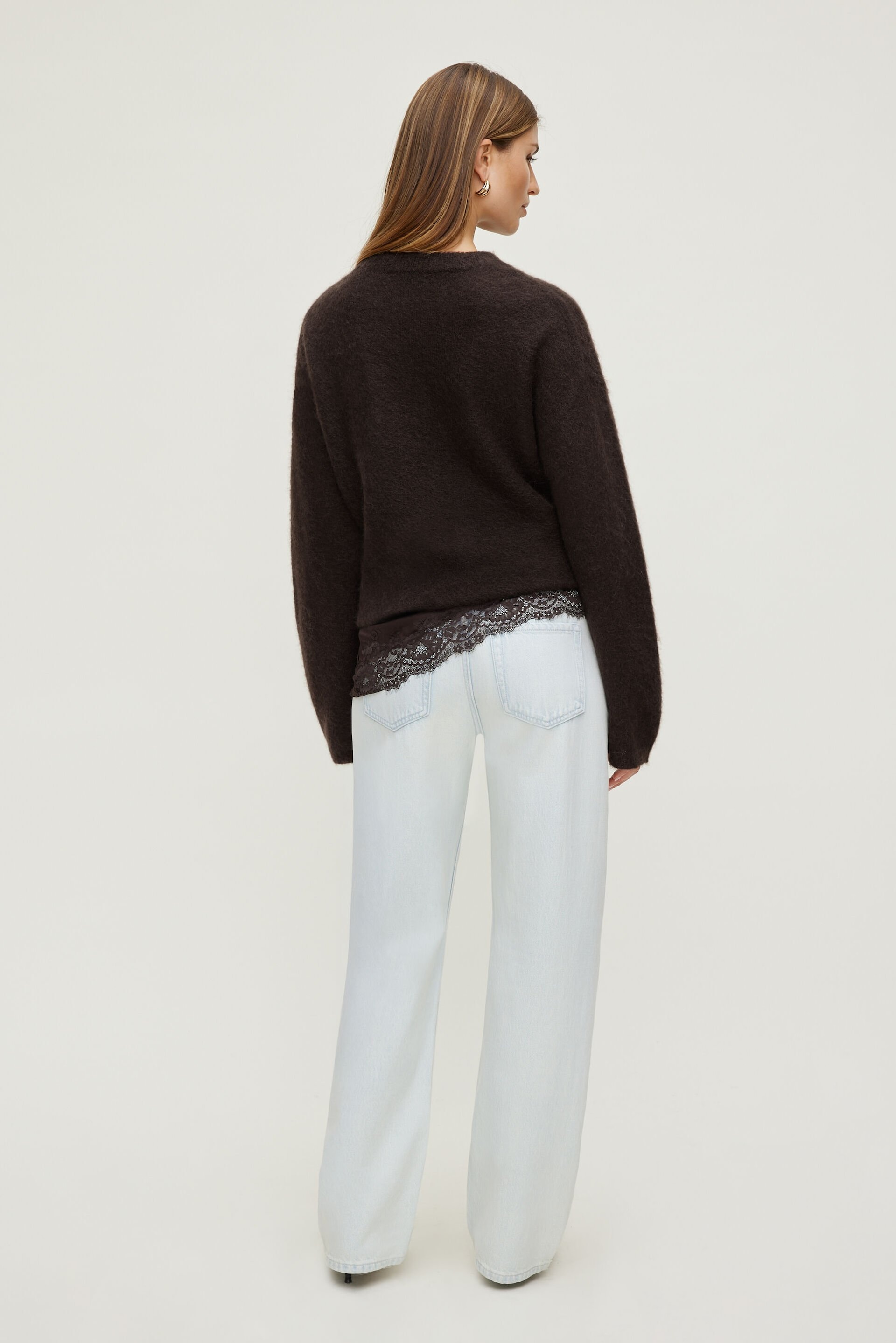 Jean Mika à taille mi-haute et jambe droite décontractée