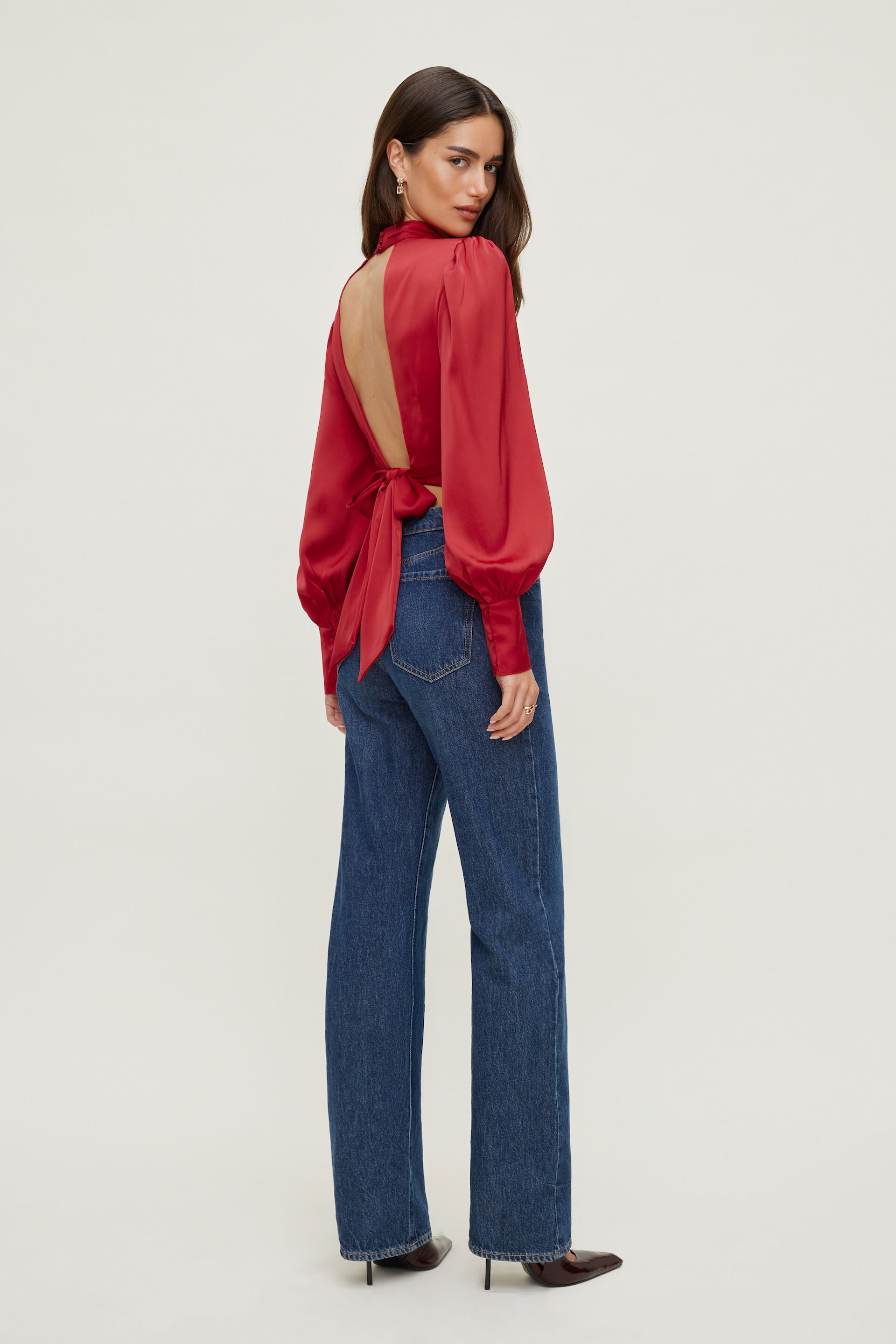 Blouse en satin à dos ouvert