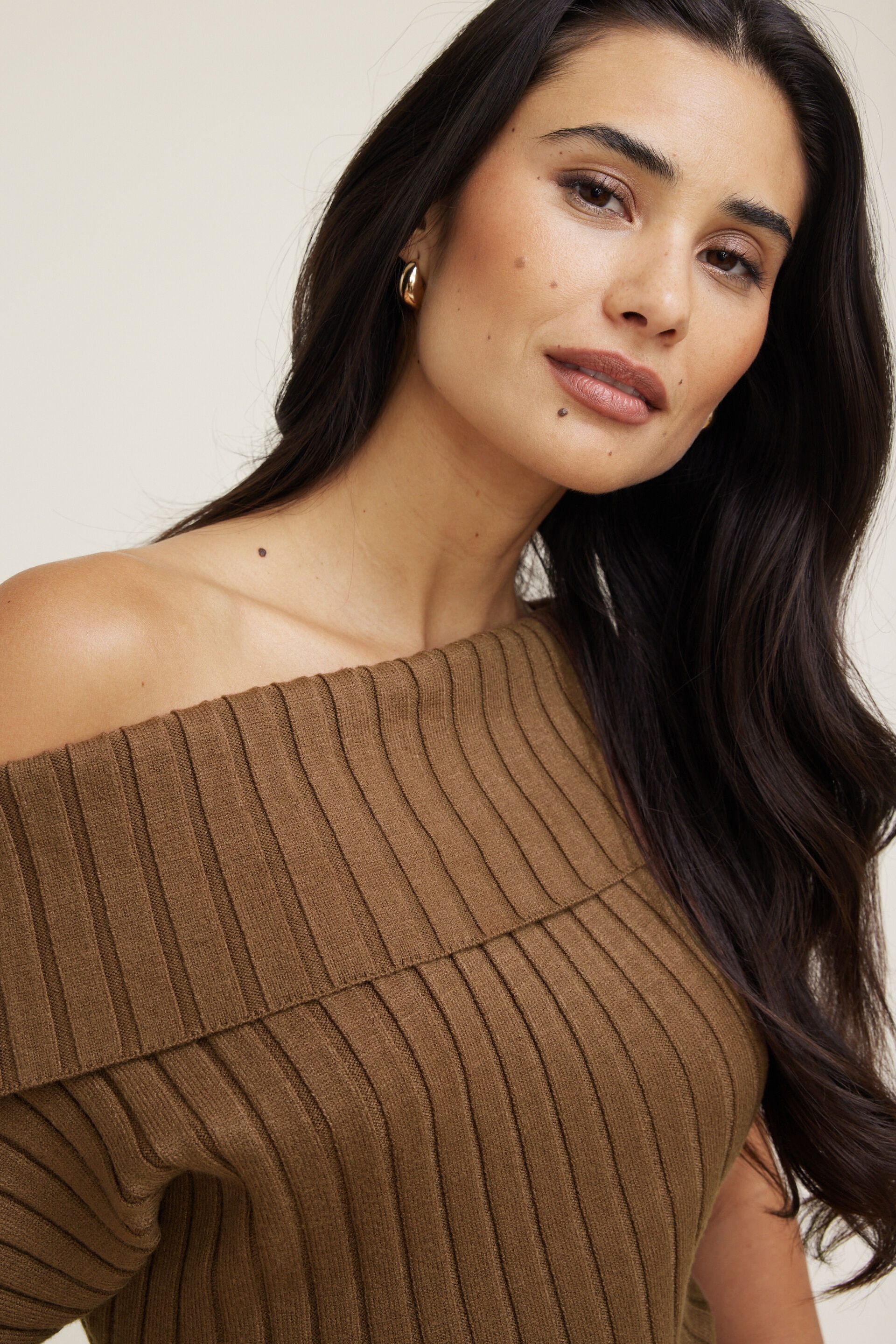 Chandail côtelé à épaules dégagées