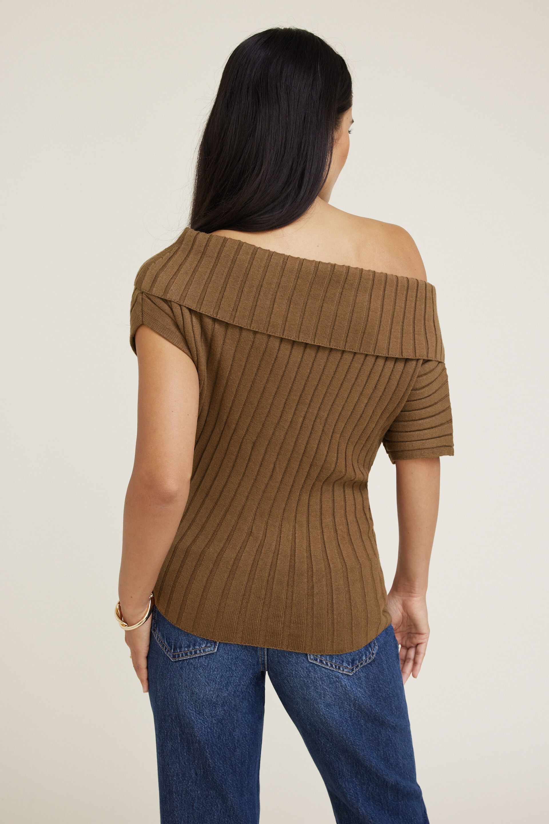 Chandail côtelé à épaules dégagées