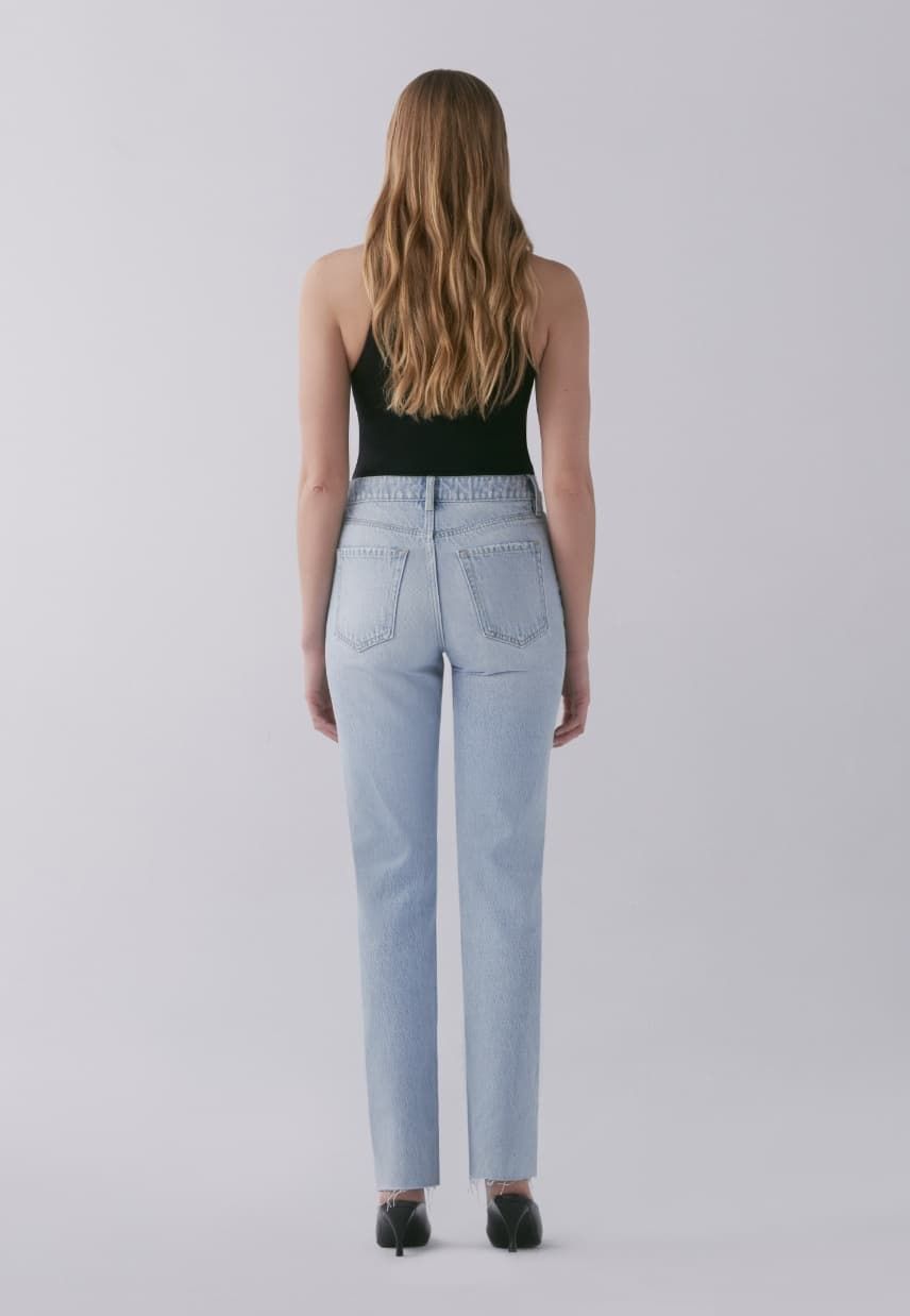 Une mannequin porte the Chiara slim straight jeans.