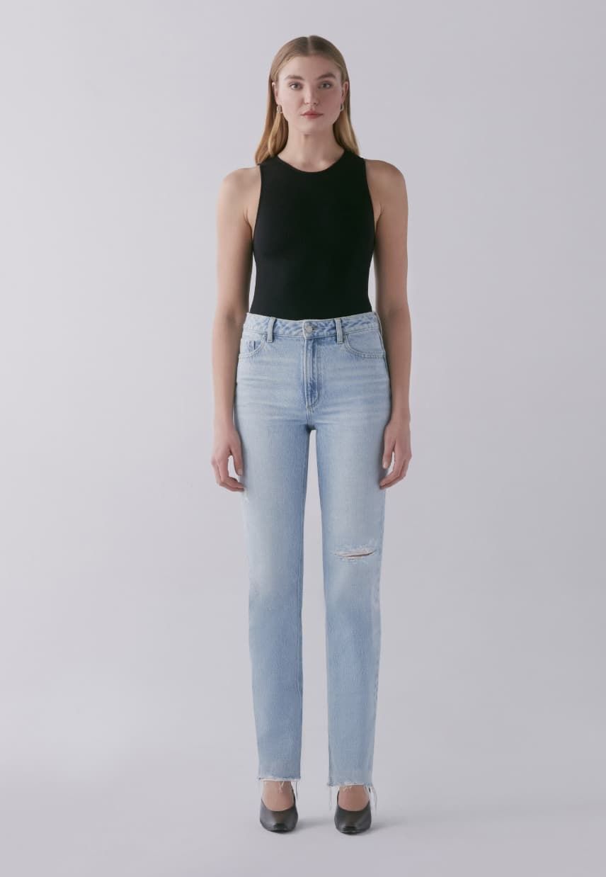 Une mannequin porte the Chiara jeans.