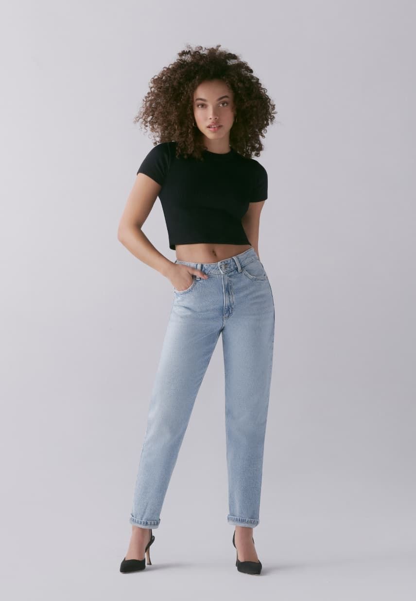 Une mannequin porte the Claudia mom jeans.