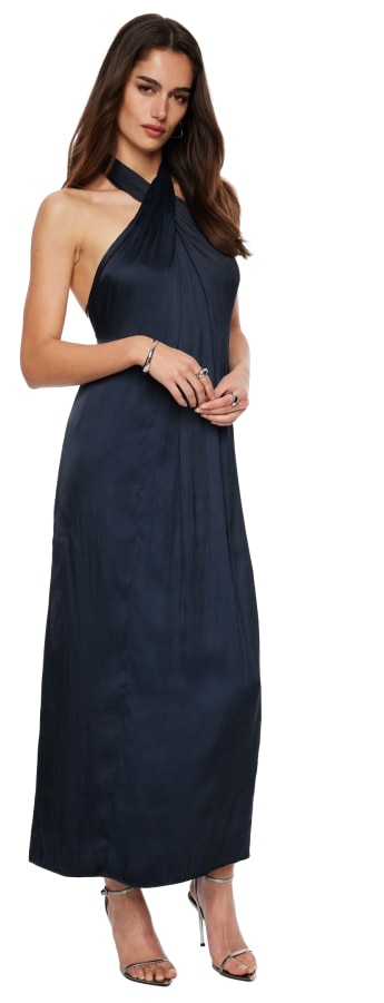 La mannequin porte une robe maxi marine à col licou. 