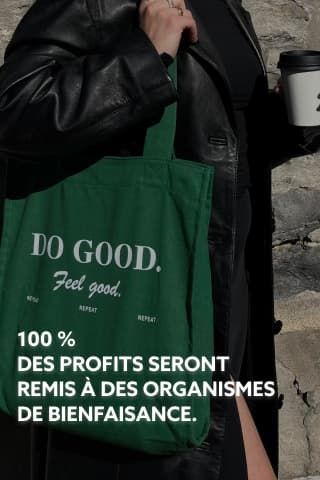 Une fille porte un sac réutilisable « do good, feel good » et un trench noir. 