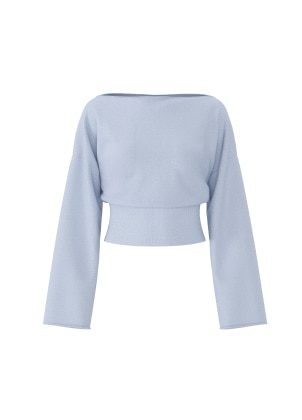 Chandail bleu à col bateau.