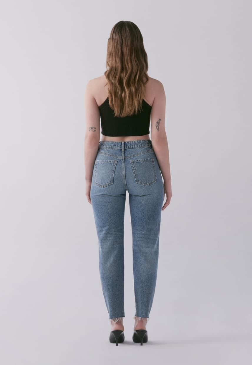 A model wears the Claudia mom jeans.